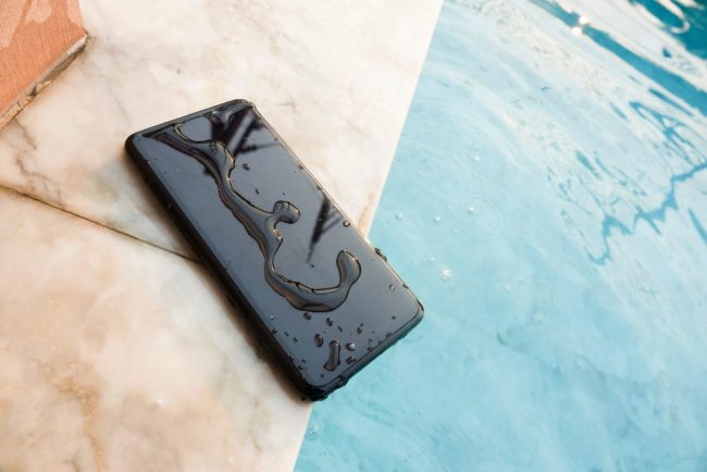 Smart,Phone,Waterproof,Test,,Female,Hand,Using,Smartphone,Underwater.