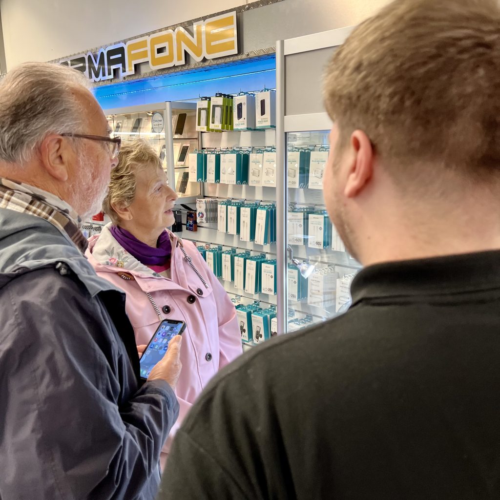 One of our ArmaFone technicians helping out some customers with choosing a pre-loved device.